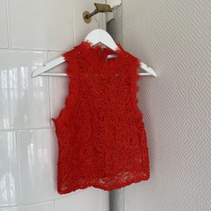 Linne  - Rött linne från Zara, storlek S. Endast använd 1 gång ❣️Perfekt till fest eller nu till sommaren!