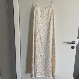 Lång sidenklänning  - Så fin sidenklänning från nakd. Aldrig använd 🤍☀️Säljer då den inte passar mig 