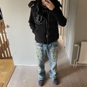 Vicinity jeans - Säljer skitfeta riptjeans från vicinity. Limiterade, slutsålda sedan länge på hemsidan! Perfekt fit med najs y2k stil🌟