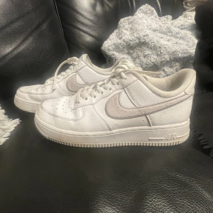 Nike air force 1  - Vita Nike air force med lite lilaaktigt niketecken. Använda men i mycket bra skick