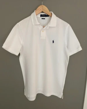 Ralph Lauren polo vit classic fit S - Vit Polo/Piké från Ralph Lauren i storlek S Classic Fit. I mycket bra skick, utan lapp. Nästan aldrig använd.
