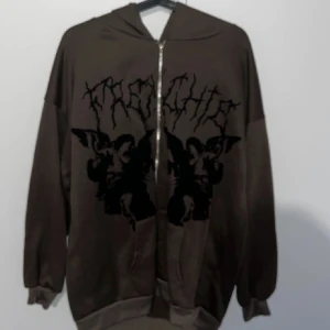 STORLEK S grunge tröja med tryck - Så jävla snygg tröja. Har nu bara storlek S som jag säljer. Den på bilden är storlek L (men den blev såld) Men har ingen pråper bild på S ännu.  är lite oversized i storlek men kommer funka bra till vemsom. Köpt från amazon