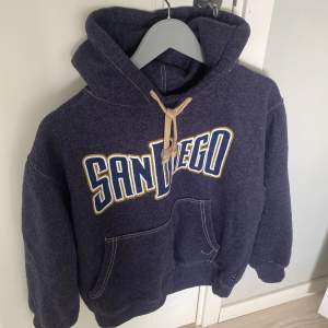 Hoodie köpt sencond hand. Säljer för jag inte använder den längre. 60 cm lång. 