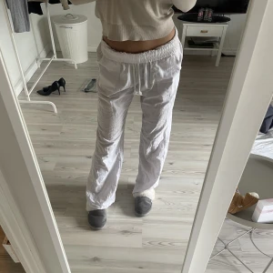 Vita linnebyxor - Vita linnebyxor strl S. Använda 1 gång. Gillar att ha de lågmidjade som första och tredje bilden så viker ned mudden. Jag är 166 ca