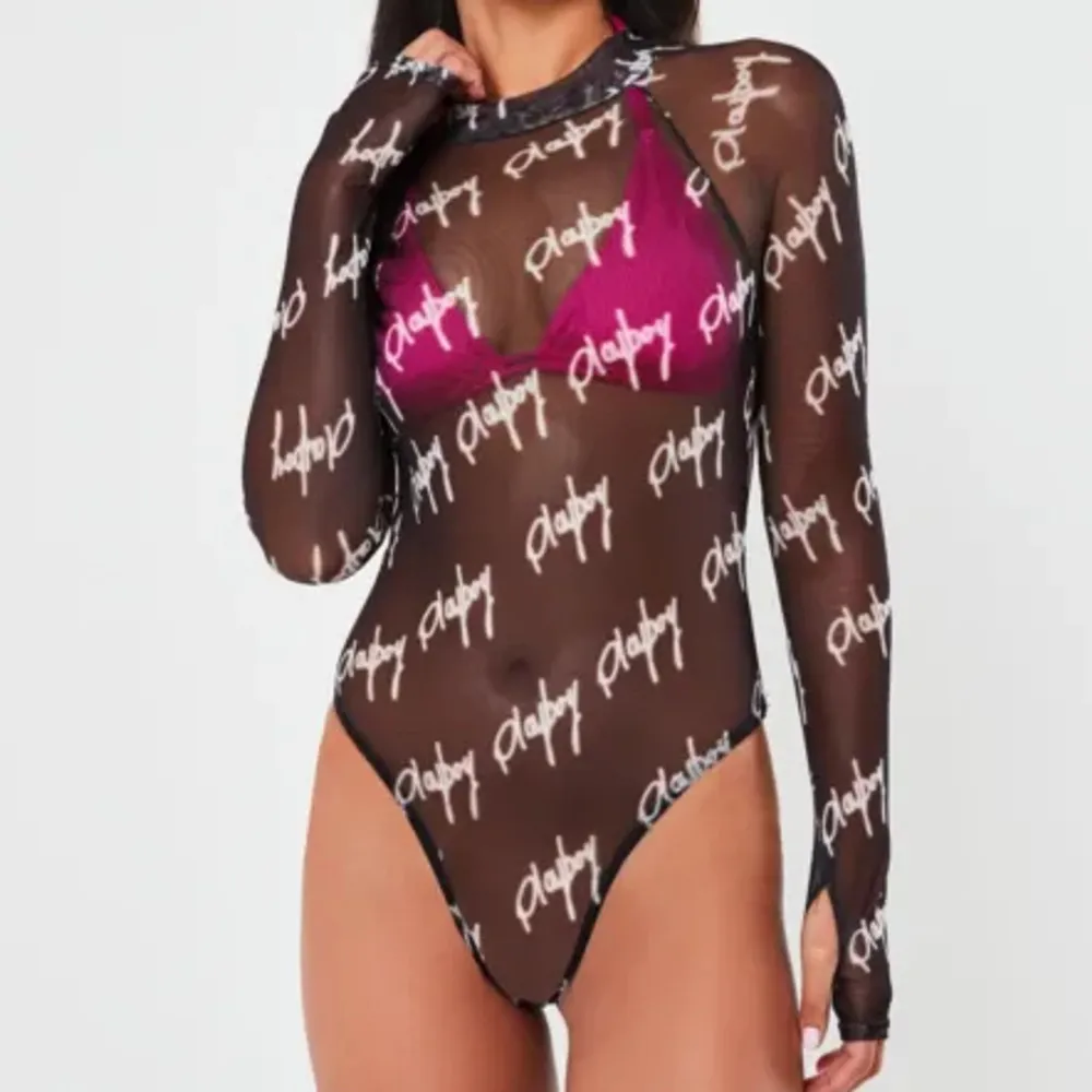 En bodysuit i mesh från Missguided x Playboy som är anvönd fåtal gånger. Har fler bilder(från när jag använt) så skriv privat ifall det är av intresse att se. Knäpps såklart i grenen samt har i nacken som syns på andra bilden. Hund finns i hemmet. Toppar.