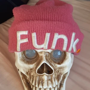 Mössa - Rosa mössa med texten Funk. 