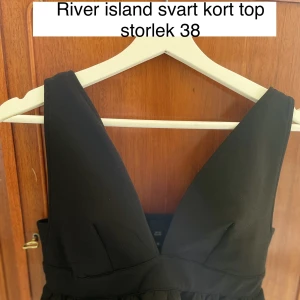 Fest / sommar topp - Linne topp med volang, croppad med djup urringning - använd ca 2 gånger