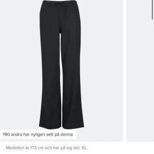 Linnebyxor från bikbok - Nyköpta linnebyxor som är helt slutsålda på hemsidan. Säljer då de är för långa på mig, är 153cm 