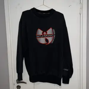 Unik och så snygg Wu-Tang sweatshirt! I snygg urtvättad svart färg med fina detaljer. Storlek L men sitter snyggt på mig med storlek M. I använt men gott skick. Betalningen sker via Swish.