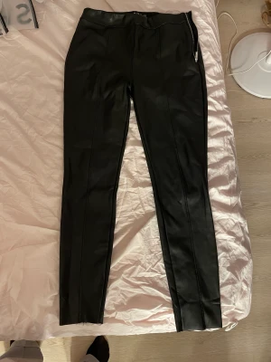 Skinnbyxor - Sjukt fina skinnbyxor, tyvärr för stora i midjan på mig. 