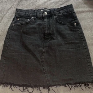 Svart jeans kjol - Säljer den då den inte kommer till användning köpt för 399kr på Gina förra året 