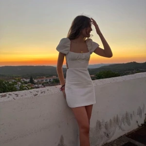 Studentklänning  - Jag säljer denna fina vita klänning från Zara, jag köpte den förra året och har aldrig använts, lapp finns kvar. Passar så bra som studentklänning! Pris kan diskuteras 