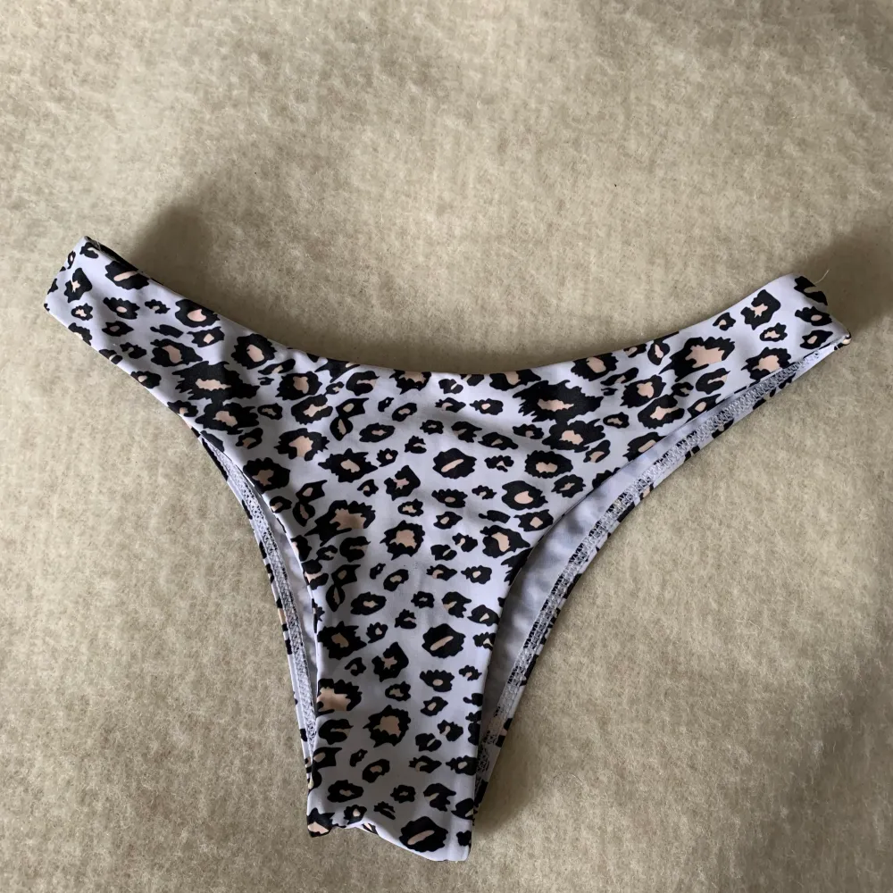 Leopardmönstrad bikiniunderdel, högt skuren. Fodrad i fram så den är inte något genomskinlig. Fint skick! 🖤 självklart tvättad . Övrigt.