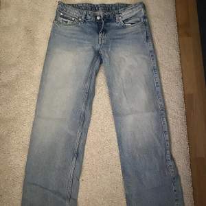 Säljer dessa lågmidjade jeans ifrån weekday, pågrund av att jag använder aldrig (kom privat för fler bilder)