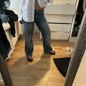Low waist jeans - Lågmidjade jeans med hål på knät