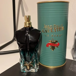 Jean paul gaultier le beau le parfume - Nästan helt oanvänd parfym, har använt den 1 gång men säljer då jag inte tycker att den doften passar mig så bra. Lådan ingår