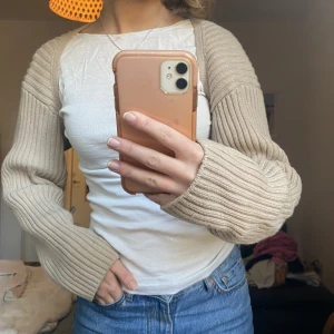 Kort tröja/bolero - Superfin bolero som inte går att få tag på längre, helt kär men används inte längre <333