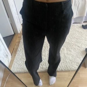 Madlady kostymbyxor randiga - Säljer dessa randiga kostymbyxor från madlady i strlk s. Jag på bilden är 170cm. använt väldigt lite. Frakt tillkommer💖