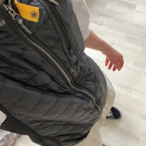 Parajumper väst.  - Bra skick, ny tvättad, storlek: S men funkar bra även på M som ni såg på bilden. Den är även äkta! Ordinarie pris ligger på 3150 kr men jag säljer den för 1400kr. Priset går absolut diskuteras om!