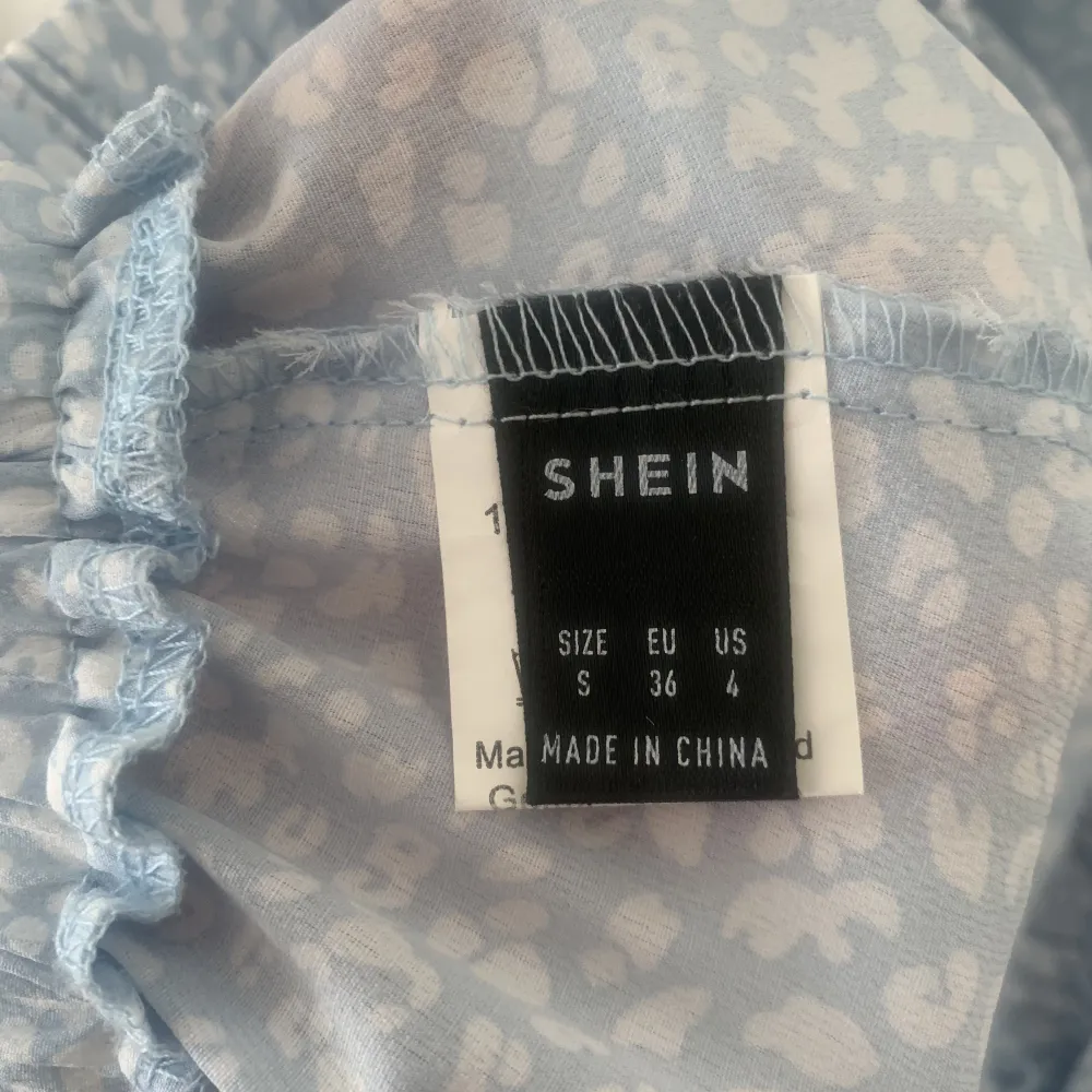 Blå blommig kjol från SHEIN som aldrig e använd så i bra skick💗🙌🏼 60kr+frakt🙌🏼. Kjolar.