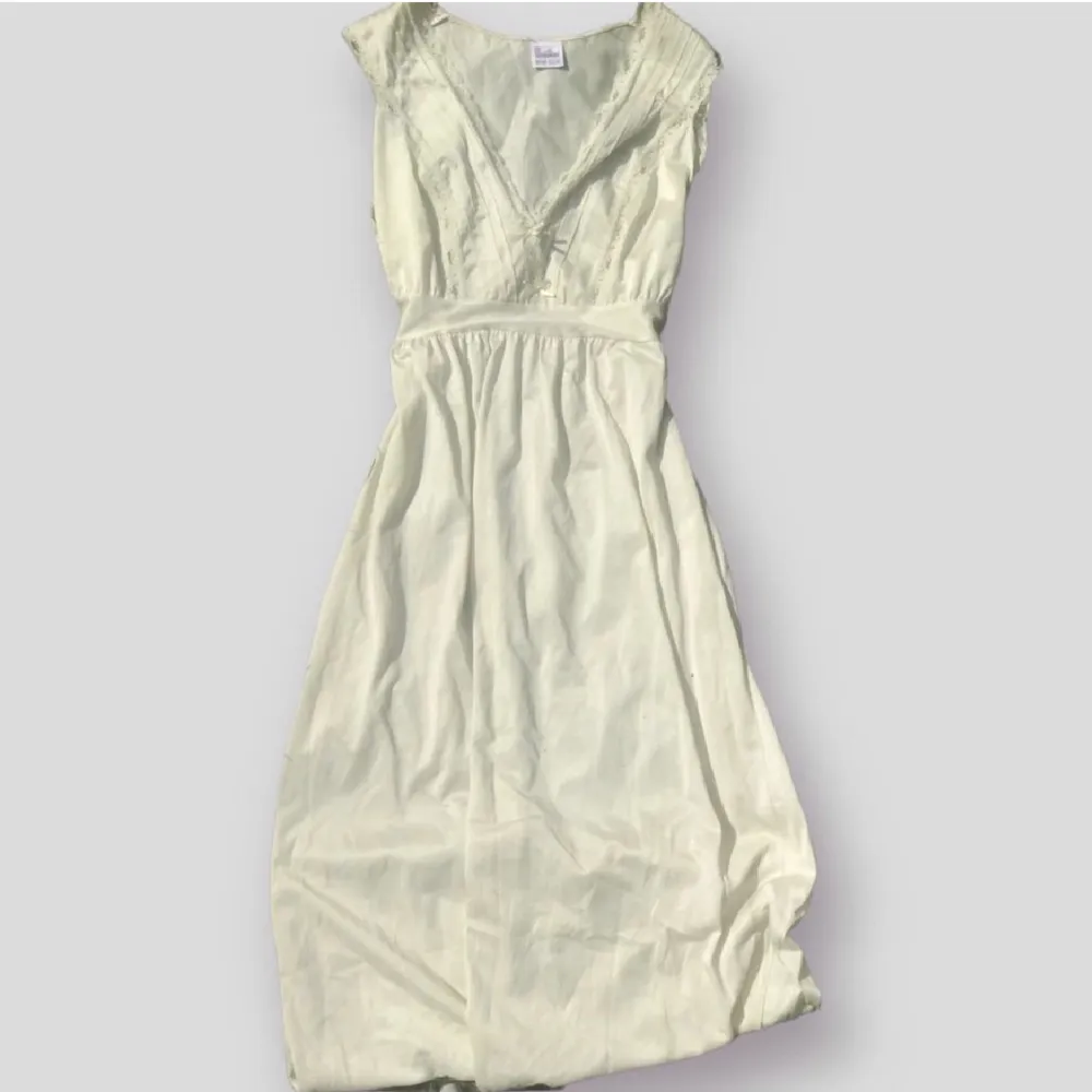 Cremevit klänning, lätt och luftig och supersöt! Köpt här på Plick, säljer vidare då den inte passade🌟 . Klänningar.