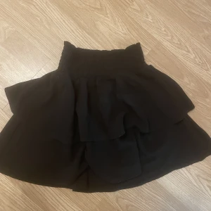 Volangkjol - Säljer min volangkjol från ONLY som jag köpte förra sommaren. Köpte den för 230kr. Priset kan diskuteras.  Om frågor är det bara att kontakta❤️❤️❤️