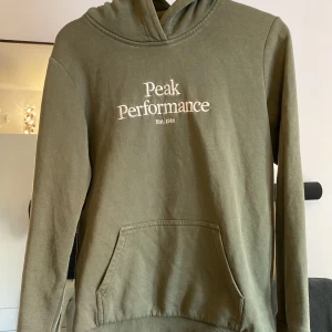 Peak Performance hoodie grön. - Skick 9/10. Säljer för att den är för liten. Storlek 160.