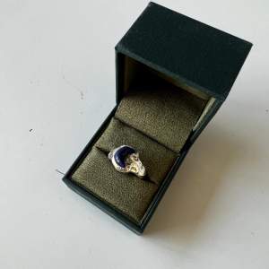 Säljer denna Maria Nilsdotter ring som inte säljs längre i deras gamla Moon collection! Den är sjukt unik och extremt fin nu till sommarn! Skulle tippa på att org priset låg runt 3000kr 