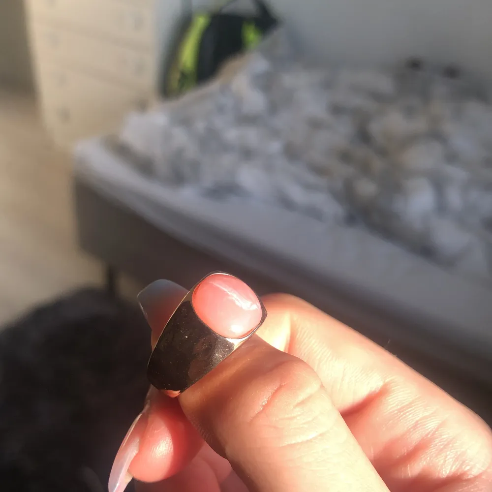 Säljer en ring från h&m! Super fin till sommaren! Kontakta om du har frågor eller så!🤍. Accessoarer.