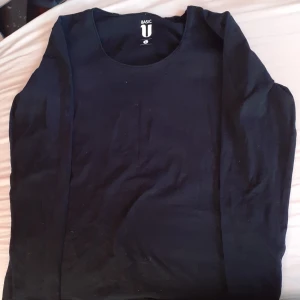 Svart tröja - Basic U