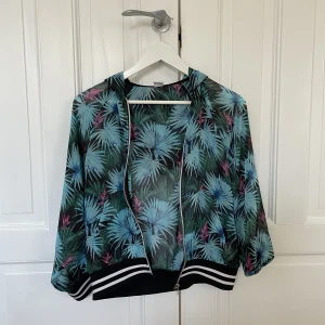 Zipup  - Tröja med dragledja i bra skick 💕Lite genomskinlig och är i storlek XS, köpare står för frakt 📦 