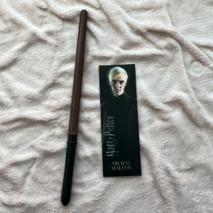 Draco malfoy stav och bok märke - Säljer pga att jag inte använder. Helt nytt skick. Är du intresserad/vill ha fler bilder/har frågor så kontakta mig. 