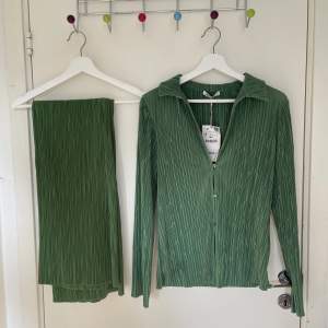 Säljer detta gröna, oanvända plisserade set från Zara. Prislapp finns fortfarande kvar på toppen. Ordinarie pris 259kr st