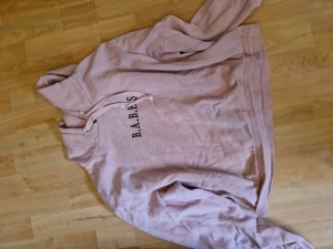Hoodie - Hoodie med broderad text "BABES". Gammel rosa färg. Hoodien är croppad. 🩷