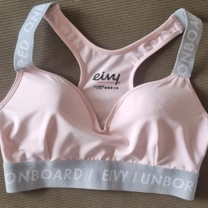 Sport-bh 🏋‍♀️ - Rosa sport-bh med gråa band och detaljer. Oanvänd. 