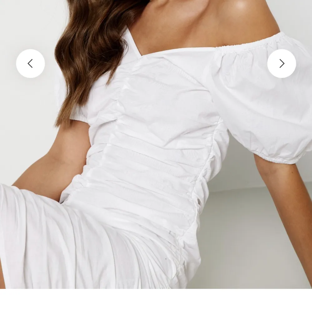 OANVÄND vit klänning i stl M. Jättefin, OANVÄND så som sagt inga fel på den. Säljer för 50kr (nypris 380kr) Säljer pga för liten 💓💓. Klänningar.