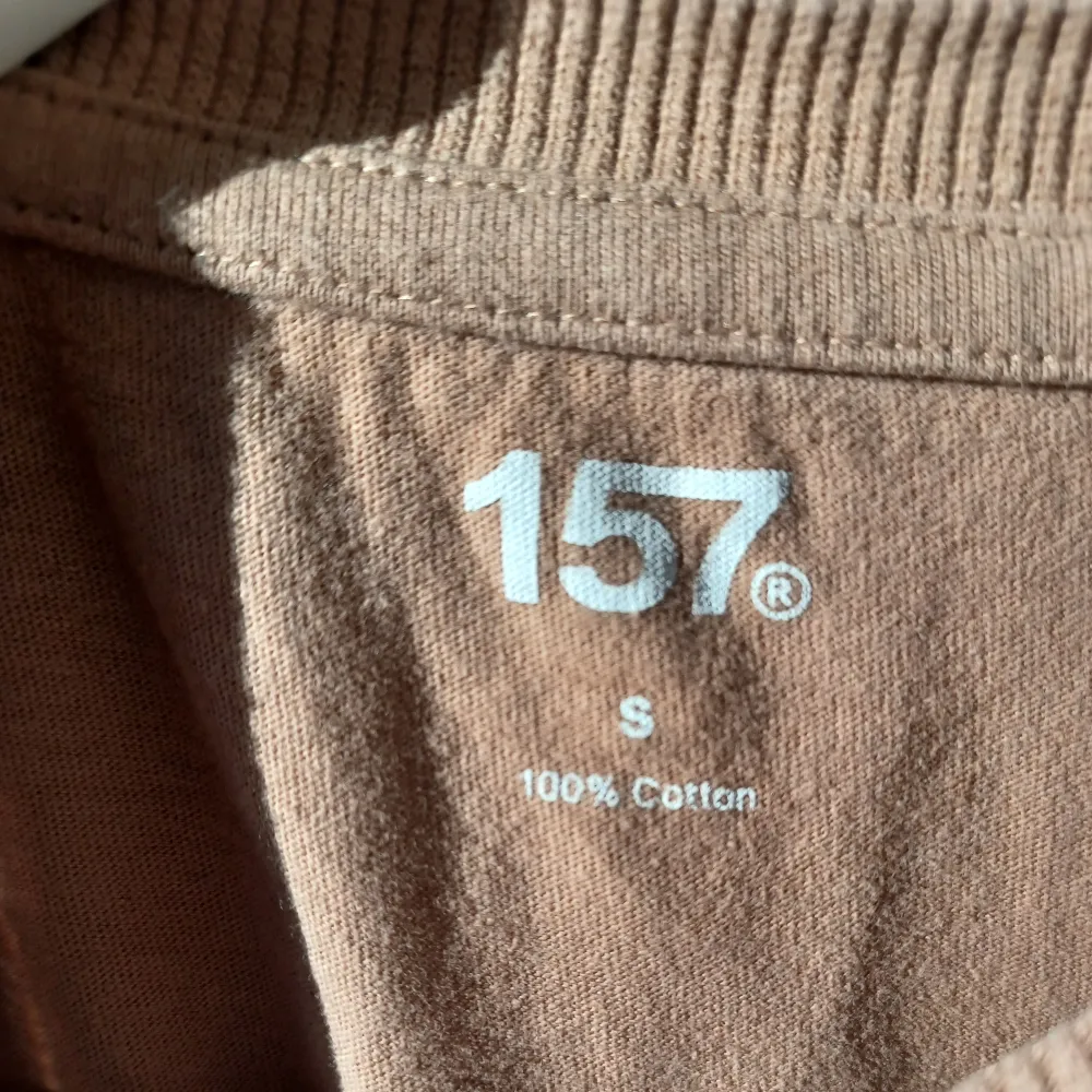 Fin brun t-shirt ifrån lager 157 som är endast testad men inte kommer till användning🧸köptes för 80kr men säljs för 40 pris kan diskuteras🫶☁️. T-shirts.
