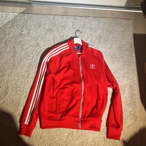 Adidas zip - Tjena säljer denna perfekta vårtröjan som aldrig är använd! Helt ny. Riktigt snygg och unik färg.