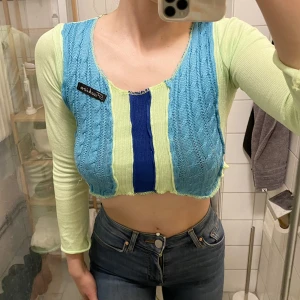 Grön och blå flared long sleeve crop top💚💙 - Jättefin crop top men lite för liten för mig😍 Jag är 170 cm💕