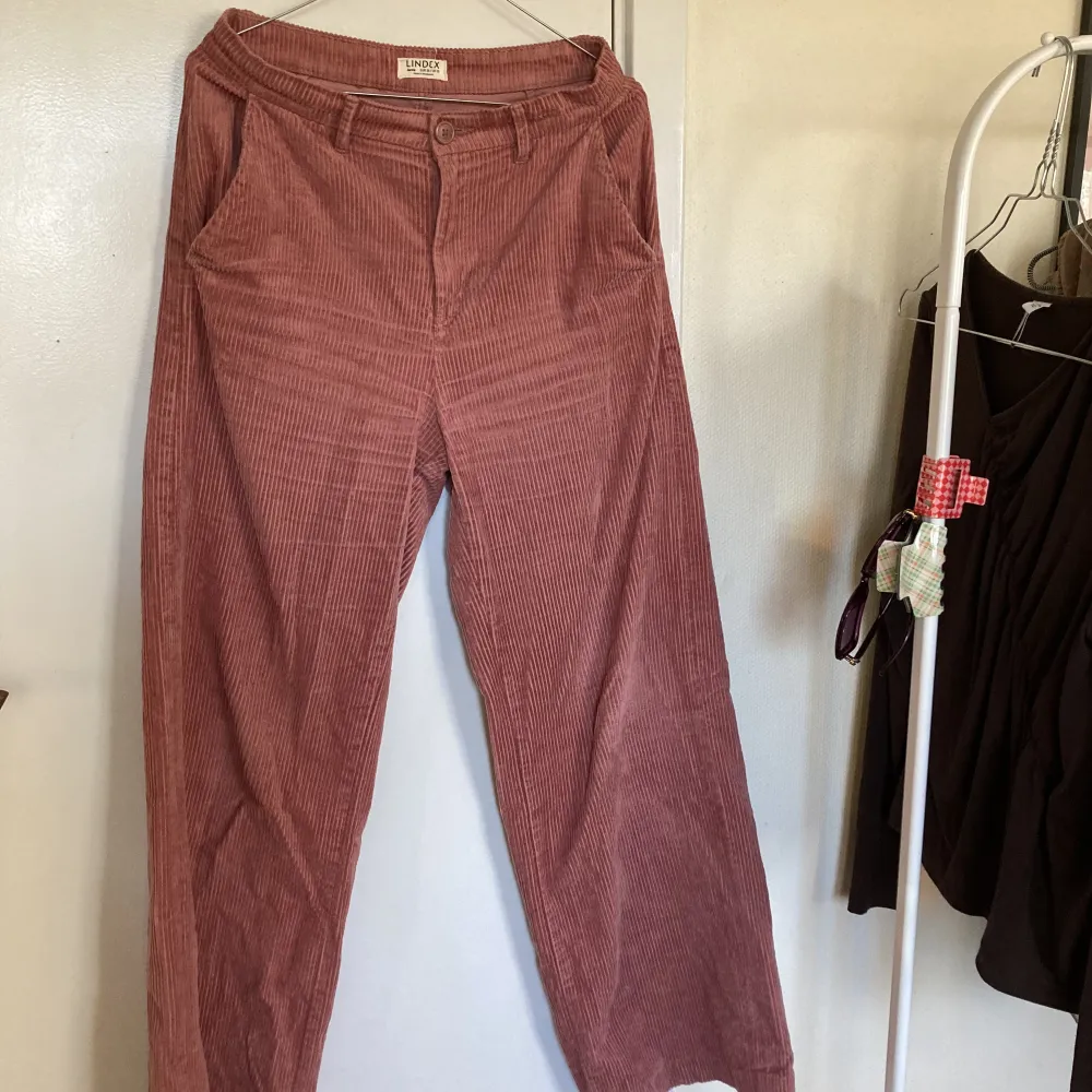 Vida rosa manchester byxor från Lindex. Knappt använda så är som nya! Modell Jackie. . Jeans & Byxor.