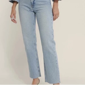 Jeans - Helt nya jeans från NA-KD, aldrig använda. Nypris kring 500kr! Säljer för 225kr!✨