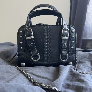 Väska - Säljer min jättefina väska från zara då den inte kommer till användning. Den är köpt i februari förra året och säljs inte längre. Väskan är använd ett fåtal gånger och har inga defekter så den är i ett jättefint skick. Köparen står för frakt💞