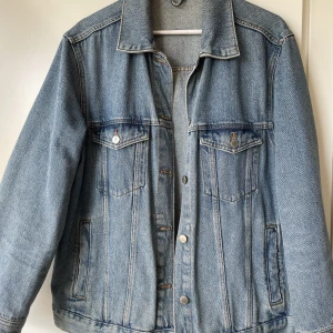 Jeansjacka - Jeansjacka i oversize passform, strl. 42. Sparsamt använd i fint skick ☀️