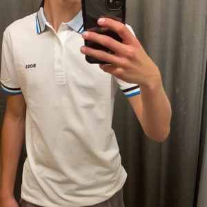 Boss piké  - En fin piké köpt på hugo boss i gbg för 1000kr. Passar alla från 170 - 185cm i längd
