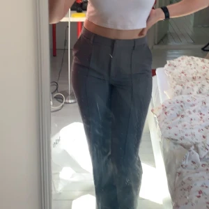 Kostymbyxor med slits - Såå snygga kostymbyxor med slits från NAkd, storlek 38. 💕 Köparen står för frakten :)