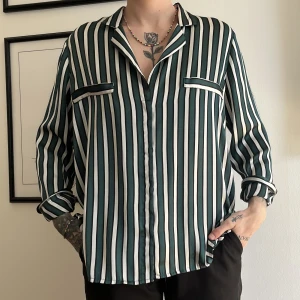 Skjorta i siden - Randig skjorta av lent siden. Jag är 160 cm lång 