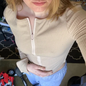 Tröja med dragkedja  - Jätte fin beige tröja med dragkedja oandvänd 