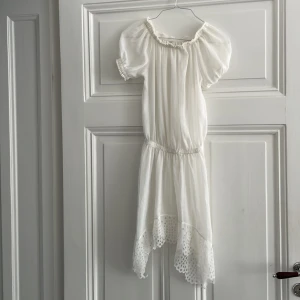 Strandtunika  - Oanvänd strandtunika i XS Off shoulder 