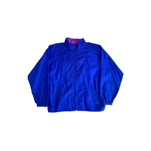 Reebok Windbreaker Vintage Jacka 💙 - Reebok Windbreaker Vintage Jacka 💙  Pris: •299kr  Stl:  XL  Bredd 63cm Längd 71cm  Kontakta mig för mer info 🤩 