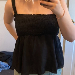 sommar topp  - säljer denna underbara toppen! Köper man den så skickas den redan dagen efter.